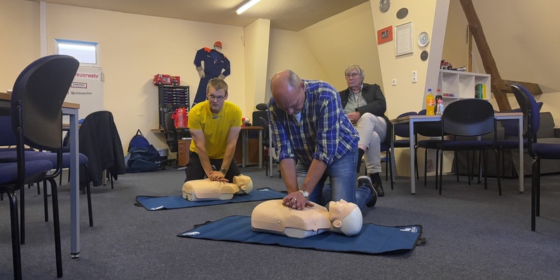FW Bremerhaven: Informationsabend zu Erster Hilfe und AED bei der Freiwilligen Feuerwehr Weddewarden - Foto: presseportal.de