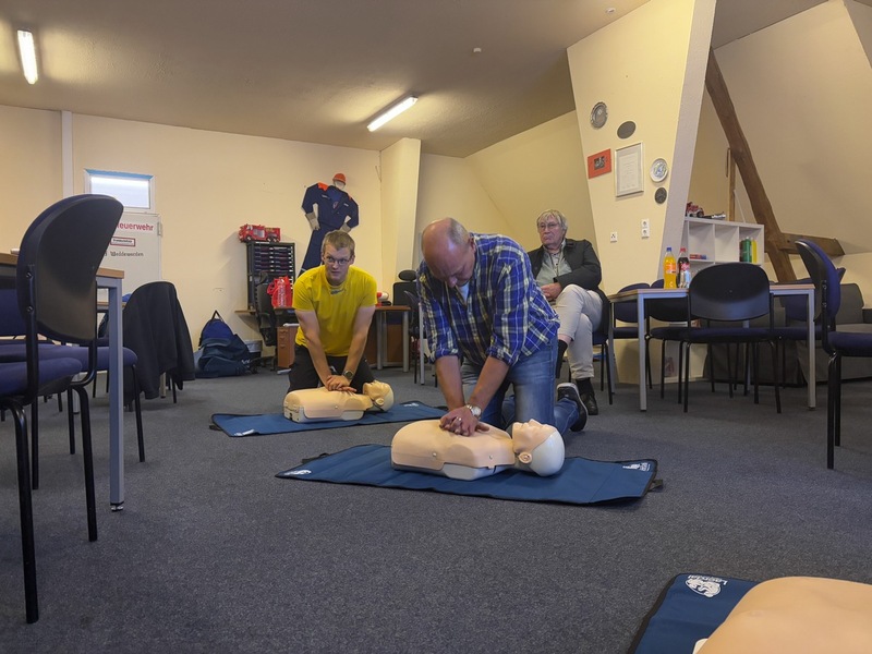 FW Bremerhaven: Informationsabend zu Erster Hilfe und AED bei der Freiwilligen Feuerwehr Weddewarden - Foto: presseportal.de