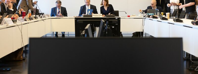 Der 81-jährige Schröder wurde aus Rücksicht auf seinen Gesundheitszustand für die Zeugenvernehmung aus seinem Büro in Hannover zugeschaltet.  - Foto: Ulrich Perrey/dpa