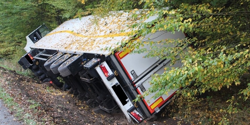 POL-MI: Lastkraftwagen rutscht in Graben - Kind leicht verletzt - Foto: presseportal.de
