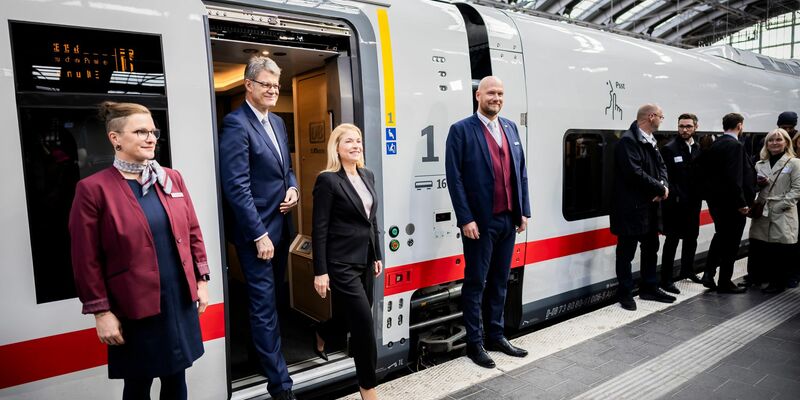 Bahnchefin Evelyn Palla (3.v.l.) und Verkehrsminister Patrick Schnieder (CDU, 2.v.l) bei der Vorstellung des neuen ICE L. - Foto: Christoph Soeder/dpa