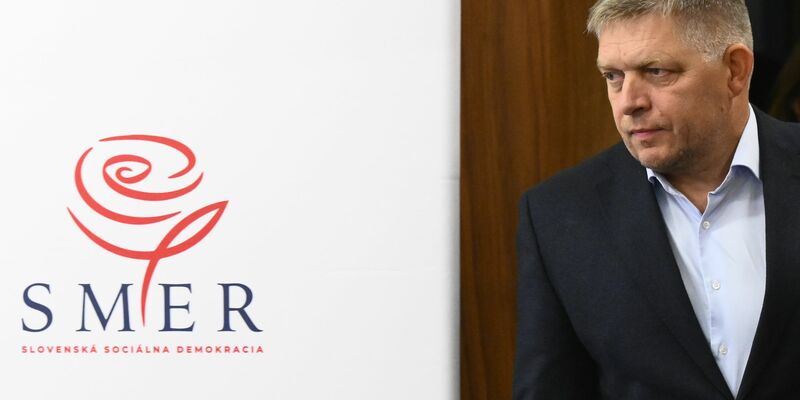 Robert Fico, Vorsitzender der Partei Smer-Sozialdemokratie, ist aufgrund seiner Politik bei vielen EU-Partnern umstritten. (Archivbild)   - Foto: Deml Ondøej/CTK/dpa