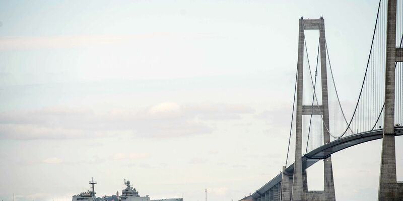 Die Brücke über den Großen Belt - hier ist ein Schiff der russischen Nordflotte unter ihr zu sehen - zählt zu den imposantesten Bauwerken Dänemarks. (Symbolbild) - Foto: Tim Kildeborg Jensen/Ritzau Scanpix Foto/AP/dpa