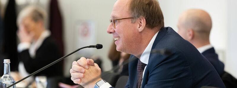 Am Nachmittag trat der Kanzleramtschef von Schröders Nachfolgerin Angela Merkel, Helge Braun, in den Zeugenstand des Untersuchungsausschusses. - Foto: Ulrich Perrey/dpa