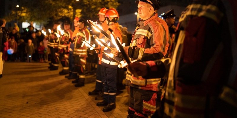 FW Norderstedt: Großer Laternenumzug in Norderstedt/Harksheide - Foto: presseportal.de