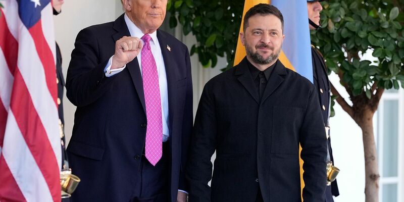 Mit einem ohne Beteiligung Kiews ausgearbeiteten US-Friedensplan konfrontiert, signalisiert der ukrainische Präsident Wolodymyr Selenskyj Gesprächsbereitschaft. (Archivbild) - Foto: Alex Brandon/AP/dpa