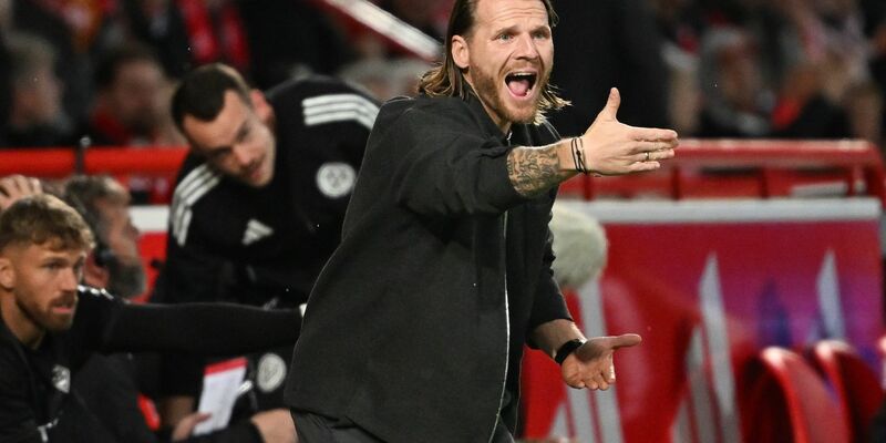 Doekhi (r.) traf doppelt in Halbzeit eins. - Foto: Soeren Stache/dpa