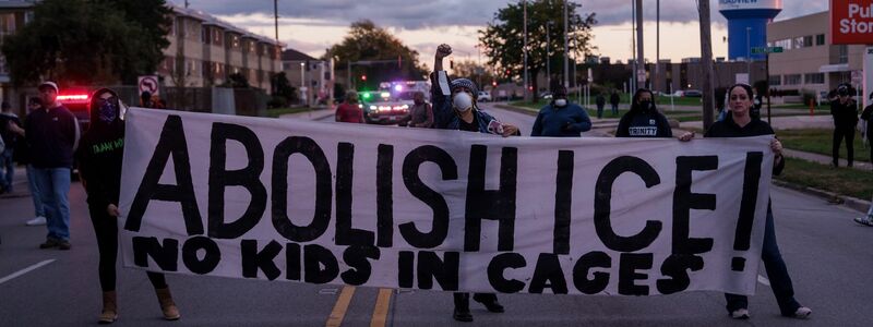 In dem Vorort von Chicago wird seit Wochen gegen das Vorgehen der Einwanderungsbehörde ICE protestiert. (Archivbild) - Foto: Adam Gray/AP/dpa