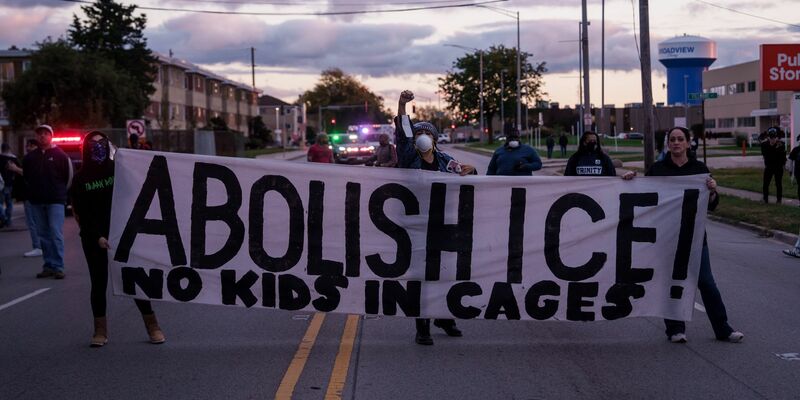 Einsätze gegen Migranten unter Trump haben bereits in mehreren US-Städten für Proteste gesorgt - etwa in und um Chicago. (Archivbild) - Foto: Adam Gray/AP/dpa