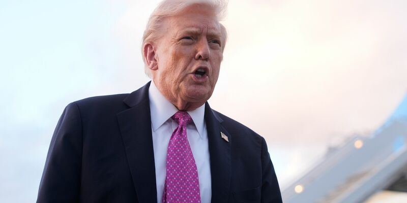 Donald Trump verhängte Zölle auf Lastwagen und Busse - und verlängerte zugleich Vergünstigungen für in den USA produzierte Fahrzeuge mit Import-Bauteilen. - Foto: Mark Schiefelbein/AP/dpa