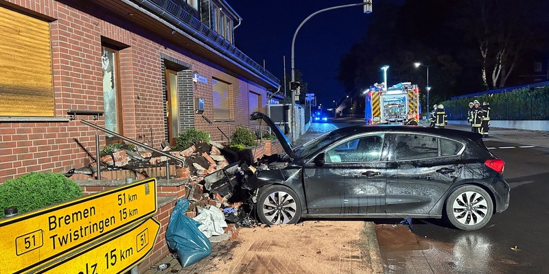 POL-DH: --- Barnstorf - Pkw gegen Hauswand --- - Foto: presseportal.de