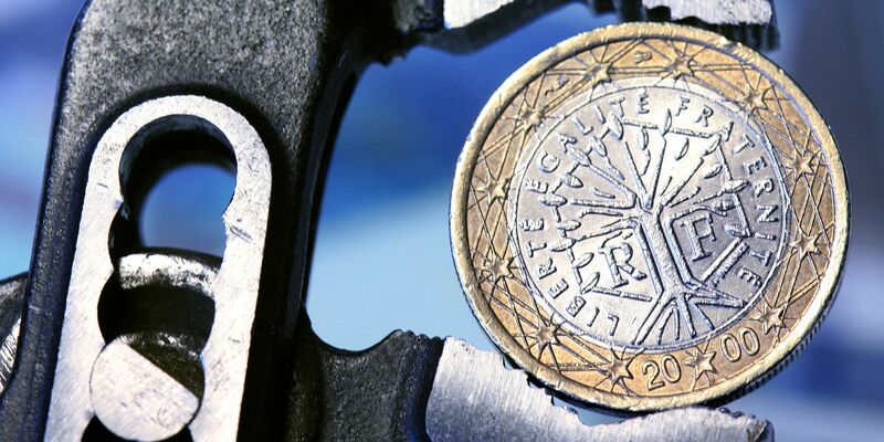 S&P senkt Einstufung: Frankreich drohen höhere Zinszahlungen - Foto: Tobias Kleinschmidt/dpa