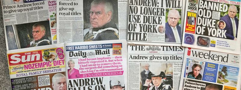 Die britischen Medien titeln allesamt mit der Bekanntgabe von Prinz Andrew. - Foto: Alastair Grant/AP/dpa