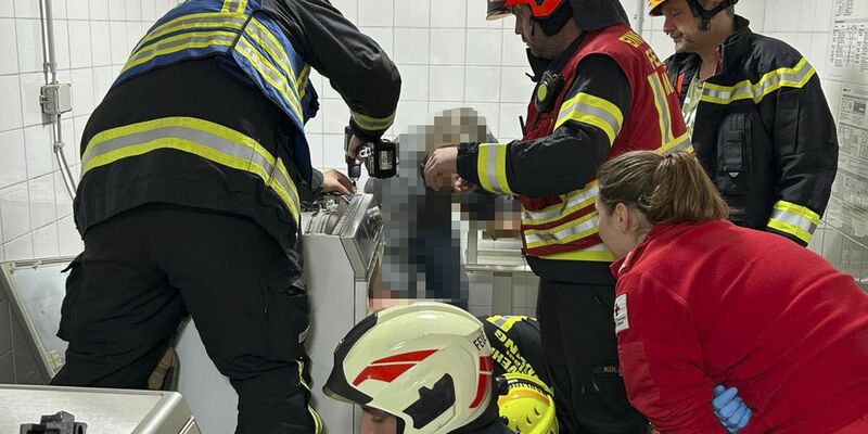 Warum das Kind in den Trockner stieg, ist nicht bekannt. - Foto: Unbekannt/FFMOEDLING.AT/APA/dpa
