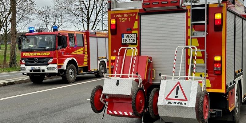 FW Hünxe: Auslaufende Betriebsmittel auf der Schermbecker Landstraße - Foto: presseportal.de