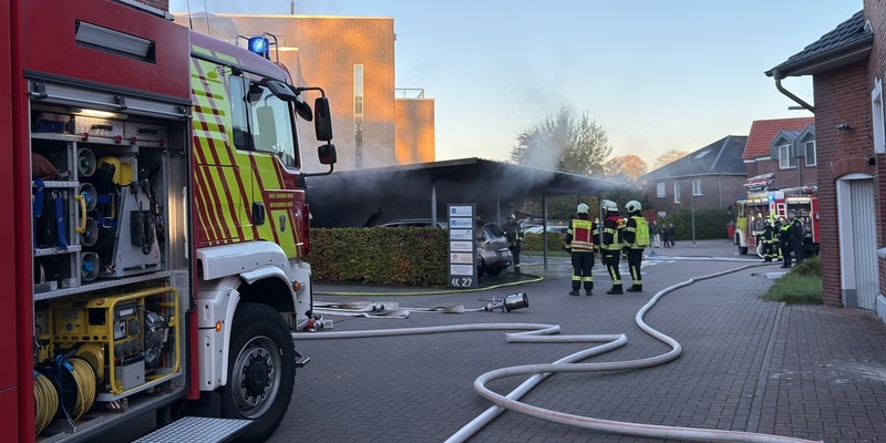 FW-AUR: Brennende Autos greifen auf Unterstand über - Foto: presseportal.de