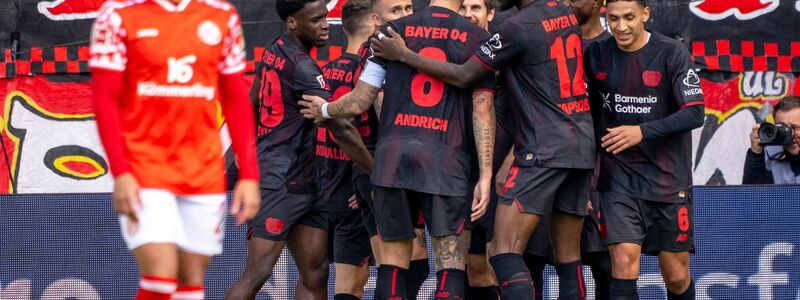 Die Leverkusener Spieler jubeln über die frühe Führung gegen Mainz - Foto: Torsten Silz/dpa