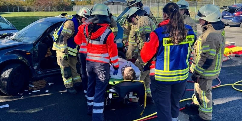 FW Lehrte: Feuerwehr Ahlten übt gemeinsam mit dem DRK und den Maltesern - Foto: presseportal.de