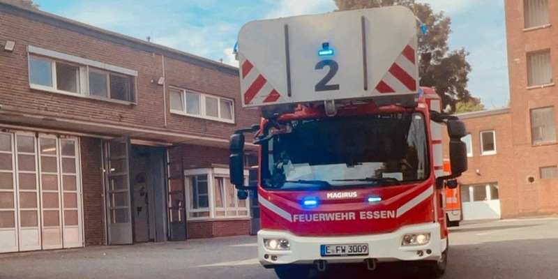 FW-E: Feuer im Dachgeschoss eines Mehrfamilienhauses - Feuerwehrmann in der Freizeit hilft bei Ersterkundung - Foto: presseportal.de