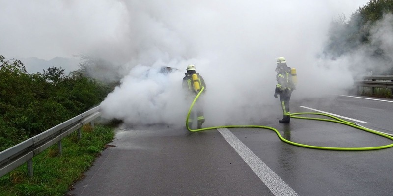 FW Sonsbeck: PKW-Brand auf der A57 - Foto: presseportal.de