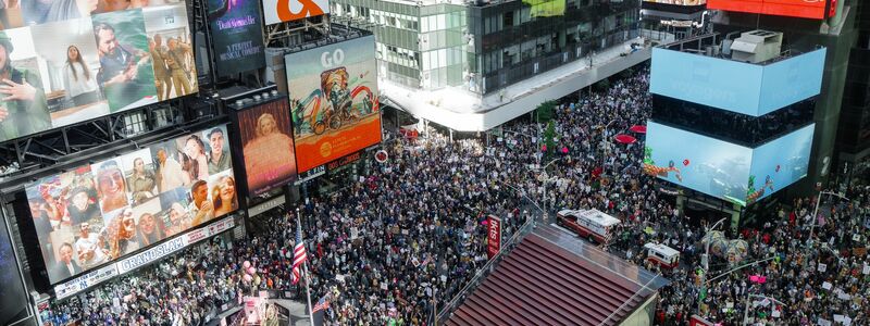 In New York nahmen laut Polizei mehr als 100.000 Menschen an Protesten teil. - Foto: Olga Fedorova/AP/dpa