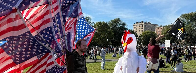Auffällig in vielen Städten, wie hier in Boston: aufblasbare Kostüme. - Foto: Franziska Spiecker/dpa