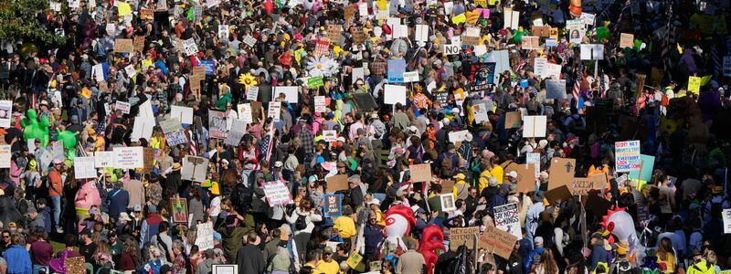Eine große Menge auch in Portland an der US-Westküste. - Foto: Jenny Kane/AP/dpa