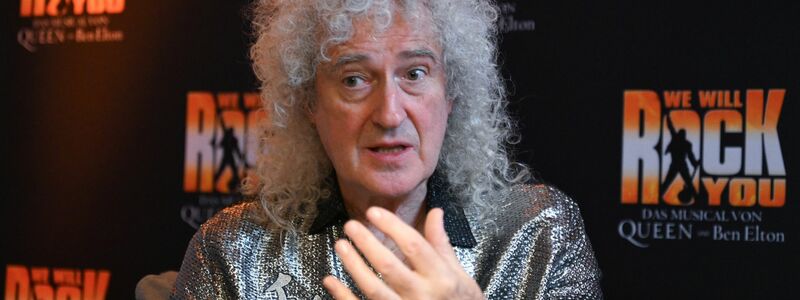 May ist 78 Jahre alt und kam bei der Musicalpremiere von «We Will Rock You» überraschend auf die Bühne. - Foto: Bernd Weißbrod/dpa