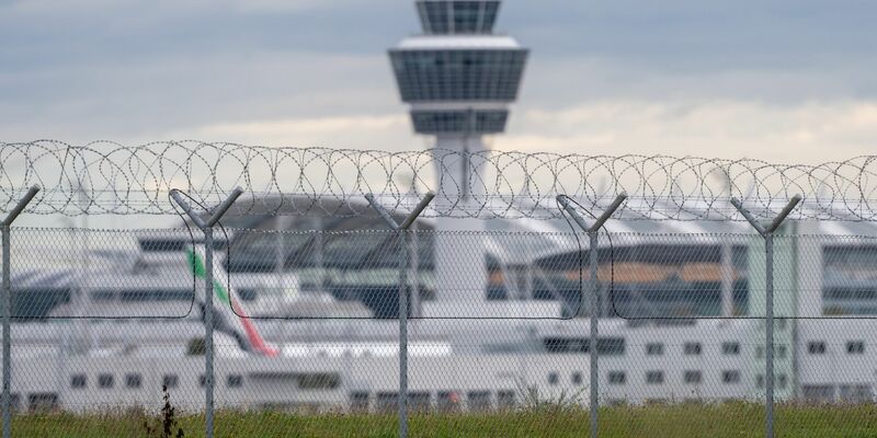 Der Flugverkehr wurde am Morgen wieder regulär aufgenommen. (Symbolbild) - Foto: Armin Weigel/dpa