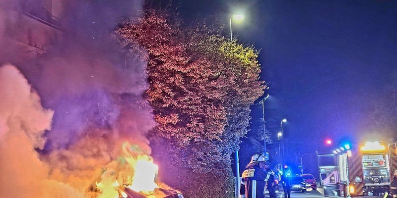 FW-Radolfzell: PKW-Brand droht auf Gebäude überzugreifen - Foto: presseportal.de