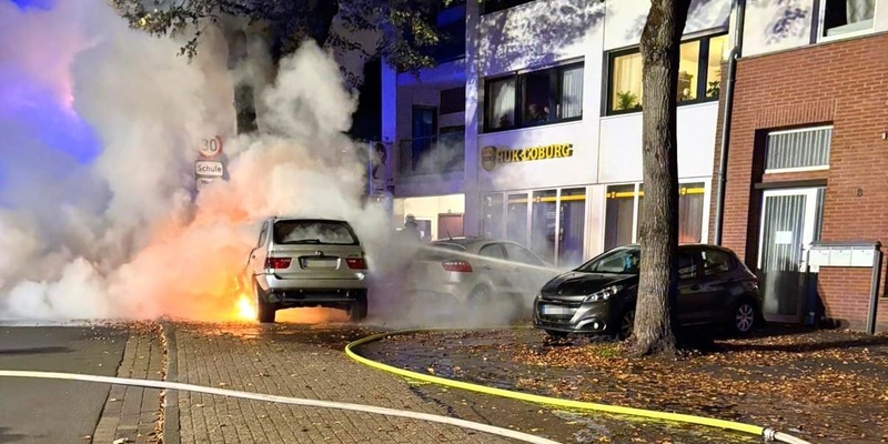 FW-KLE: Fahrzeugbrand nach Verkehrsunfall - Feuerwehr verhindert Übergreifen der Flammen - Foto: presseportal.de