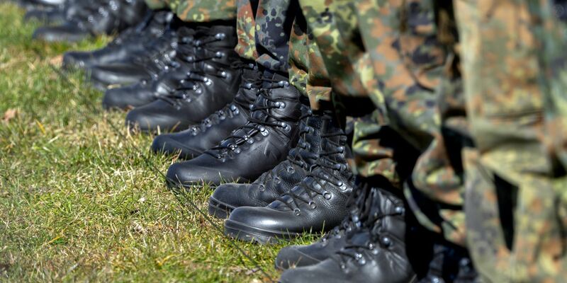 Die Bundesregierung ringt um die Ausgestaltung eines neuen Wehrdienstgesetzes, das zum 1. Januar in Kraft treten soll. - Foto: Soeren Stache/dpa