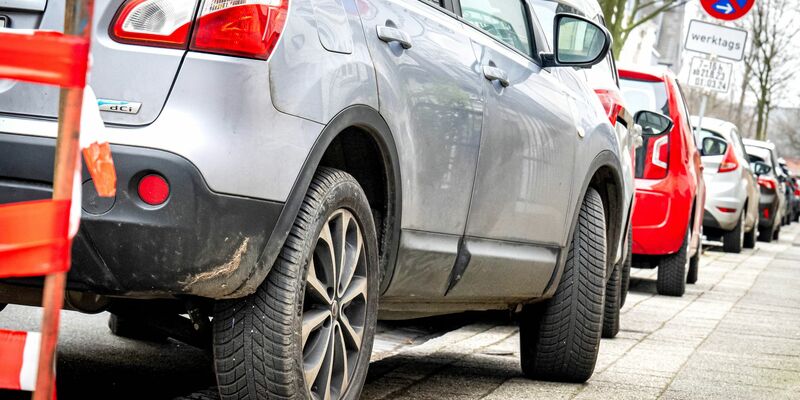 Ein Auto in der Bremer Innenstadt wurde aufgesetzt auf dem Gehweg abgestellt. Eine Aktion soll auf die Probleme dadurch aufmerksam machen. (Symbolbild)  - Foto: Sina Schuldt/dpa