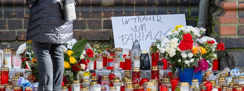 Die Pfarrkriche in Güstrow ist zum zentralen Ort des Gedenkens geworden. Da bisher kein Tatverdächtiger von den Ermittlungsbehörden bekanntgegeben wurde, machen sich viele Menschen Sorgen um die Sicherheit ihrer Kinder. Auch diese Ängste werden in der Kirche ausgesprochen. - Foto: Stefan Sauer/dpa