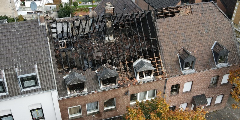 Feuerwehr Goch: Hoher Sachschaden nach Dachstuhlbrand - Foto: presseportal.de