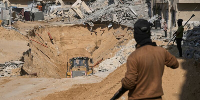 Die Hamas will in den Trümmern im Gazastreifen zwei weitere tote Geiseln geborgen haben. (Archivbild) - Foto: Abdel Kareem Hana/AP/dpa