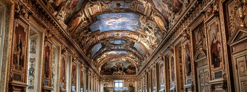 In der prachtvollen Galerie d'Apollon im Louvre wird kostbarer Schmuck ausgestellt. (Archivbild) - Foto: Stephane De Sakutin/AFP/dpa