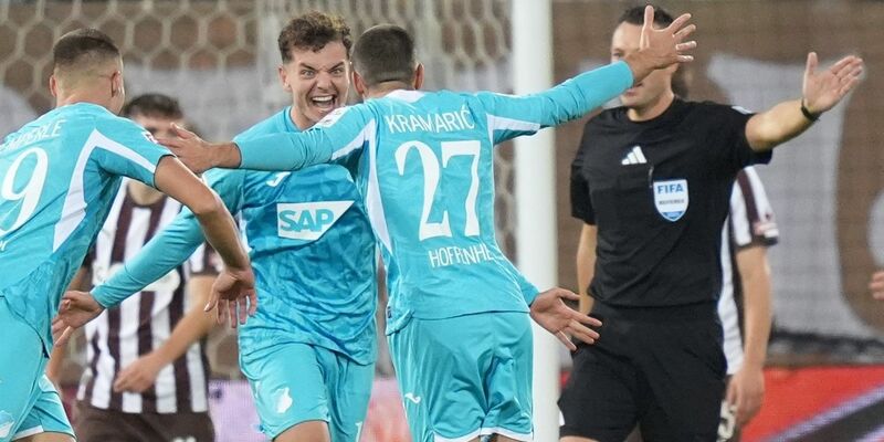 Torwart Nikola Vasilj (FC St. Pauli) sichert den Ball. - Foto: Marcus Brandt/dpa