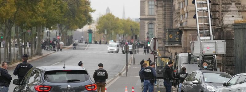 Die Täter sollen einen Lastenaufzug genutzt haben. - Foto: Thibault Camus/AP/dpa
