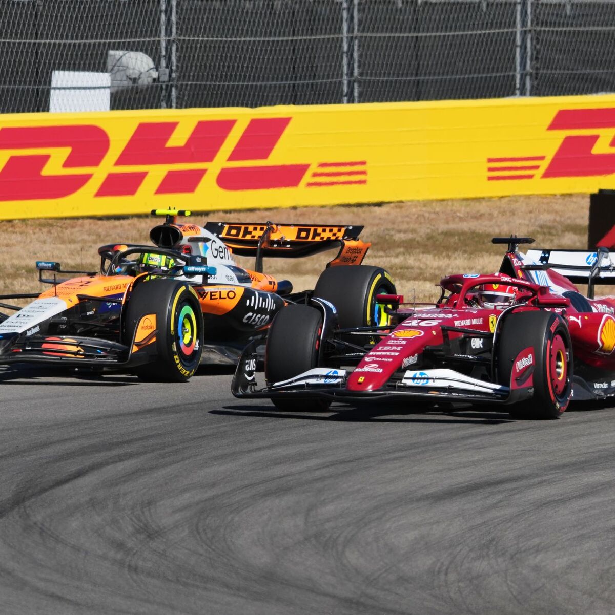 Lando Norris (l) schaffte es kurz vor Schluss doch noch an Charles Leclerc vorbei. - Foto: Nick Didlick/AP/dpa