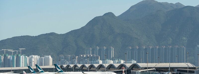 Der Flughafen in Hongkong ist ein wichtiges internationales Drehkreuz. (Archivbild) - Foto: Chan Long Hei/AP/dpa