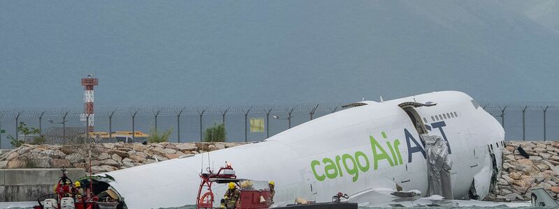 Ein Sicherheitsmitarbeiter wurde tot aus dem Wasser geborgen.  - Foto: Chan Long Hei/AP/dpa