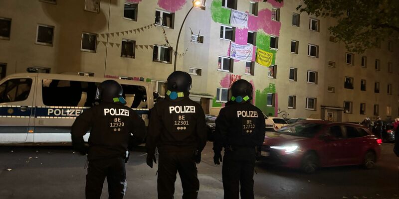 Auch Pyrotechnik wurde gezündet. - Foto: Sven Kaeuler/dpa