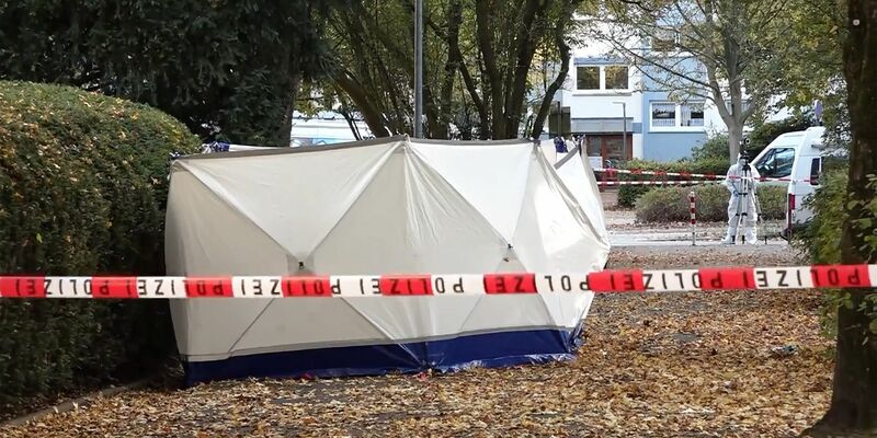 Ein maskierter Mann hat auf eine Frau eingestochen, als sie ihr Wohnhaus in Bremen verließ. Auch ihr Sohn wurde verletzt. - Foto: Kai Moorschlatt/dpa