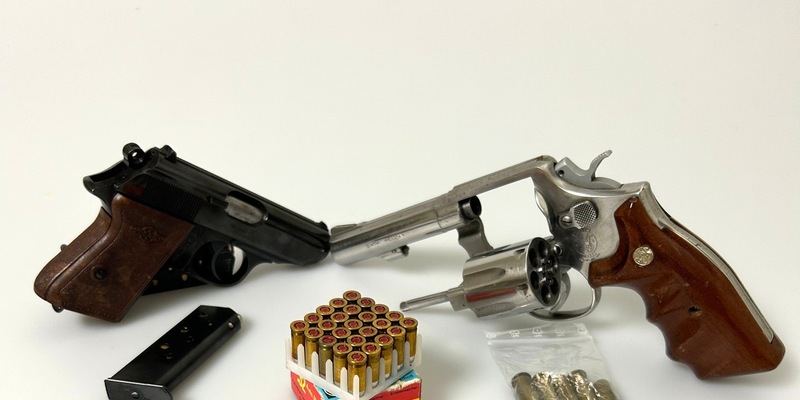 ZOLL-H: Familiengeschäft mit Schmuggelzigaretten / ZOLL stellt im Auftrag der Staatsanwaltschaft Duisburg illegale Zigaretten, Schusswaffen und Bargeld in Duisburg sicher - Foto: presseportal.de