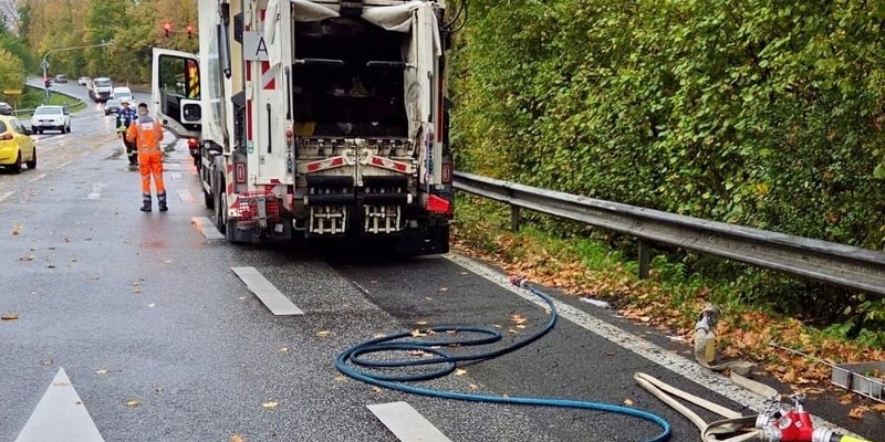 FW Königswinter: Rauchentwicklung aus Abfallsammelfahrzeug in Oberpleis. - Foto: presseportal.de
