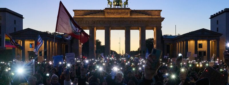 Die Demonstranten trafen sich für ihren Protest vor dem Brandenburger Tor.  - Foto: Annette Riedl/dpa