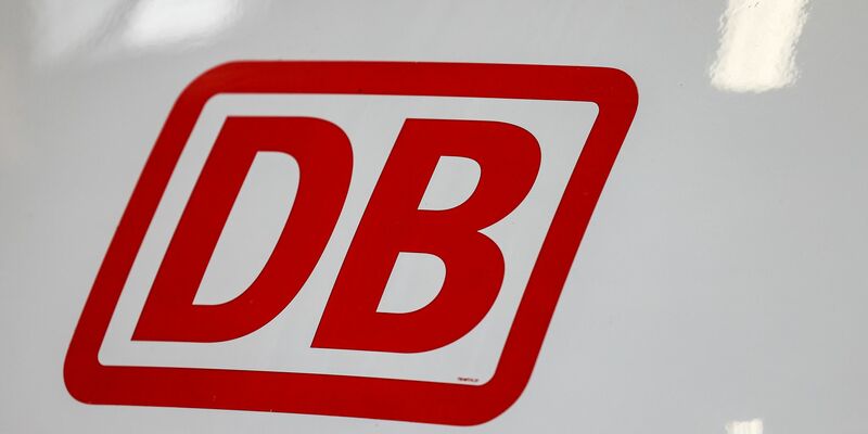 Reisende müssen auf der Rheintalbahn am Sonntag mit Beeinträchtigungen rechnen. (Symbolbild) - Foto: Oliver Berg/dpa