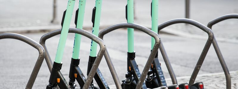 Die Fahrzeuge von Anbietern wie Bolt und Lime lassen sich per Smartphone-App anmieten. (Symbolbild) - Foto: Andreas Arnold/dpa