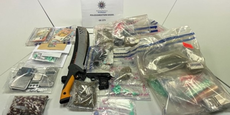 POL-KS: Zivilfahnder der OE City durchsuchen fünf Wohnungen in Kassel: Drogen und Waffen sichergestellt; Festgenommener mit vier Haftbefehlen gesucht - Foto: presseportal.de